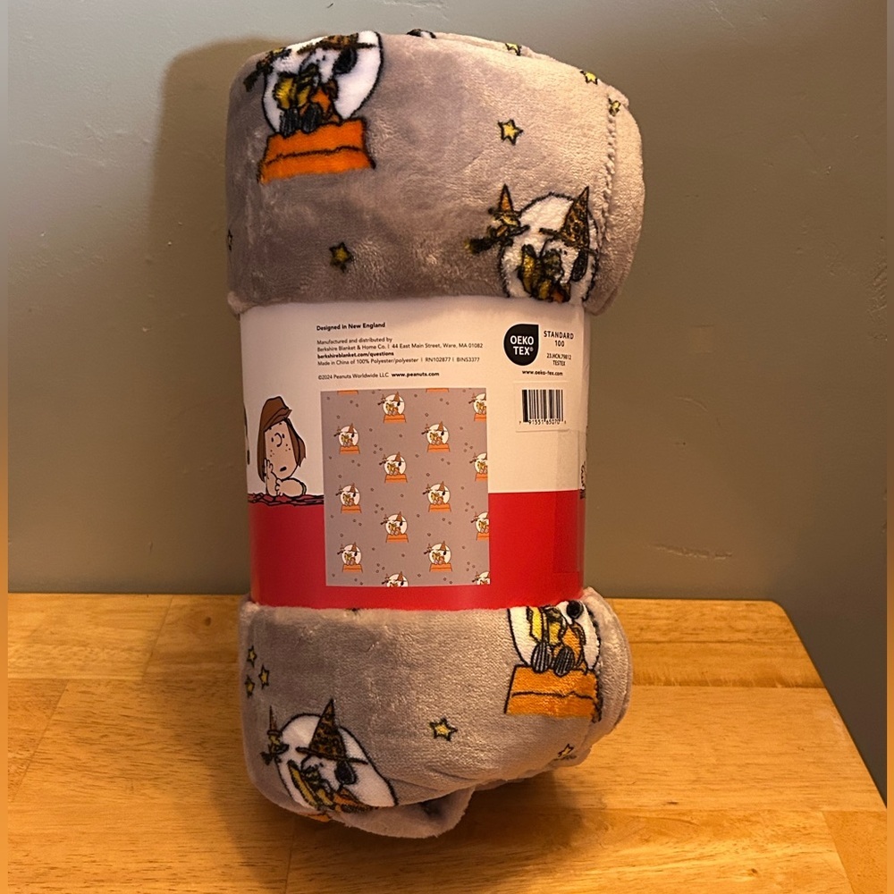 Peanuts Snoopy VelvetLoft Plush Throw Made By Berkshire - Picture 6 of 6